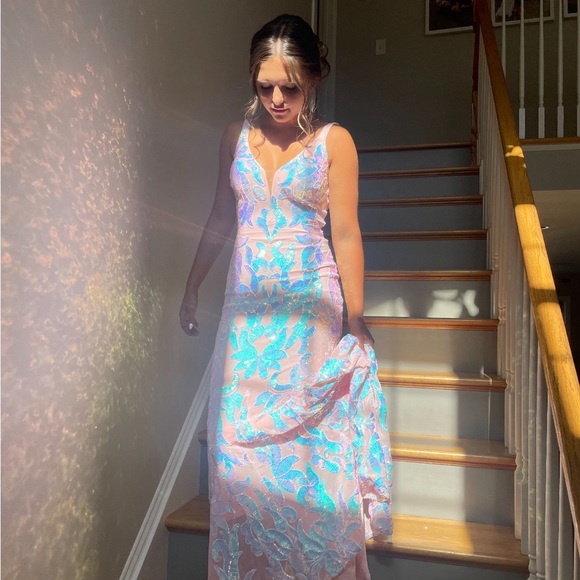 Worn 1 time ! The dress body size has not been altered. - Picture 2 of 2